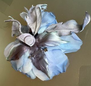 Spilla fiore seta blu e viola