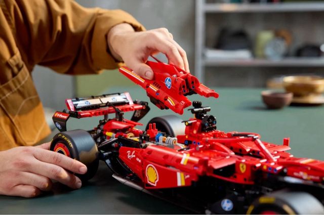 Lego Ferrari SF-24 Escala 1:8 (42207)