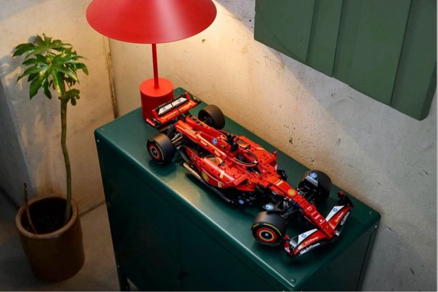 Lego Ferrari SF-24 Escala 1:8 (42207)