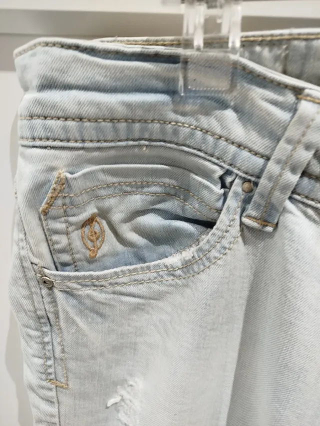 Pantalón vaquero Stradivarius azul claro