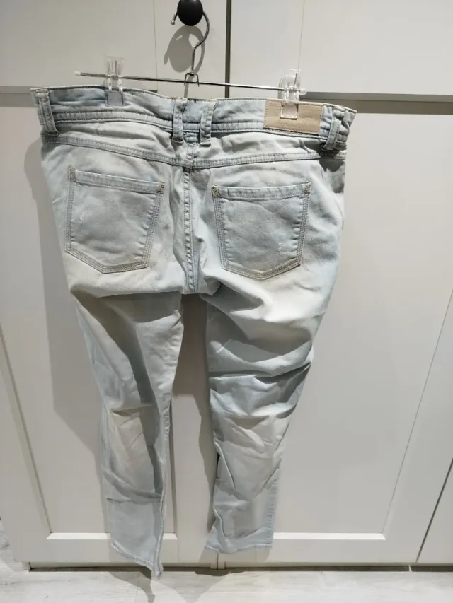 Pantalón vaquero Stradivarius azul claro