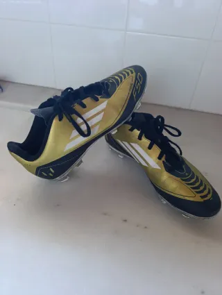 Botas de fútbol Adidas F50 Messi Doradas