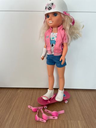 Nancy patinadora con patineta y protecciones