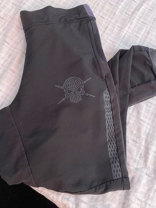 Pantalón de chándal negro y gris