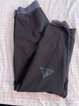 Pantalón de chándal negro y gris