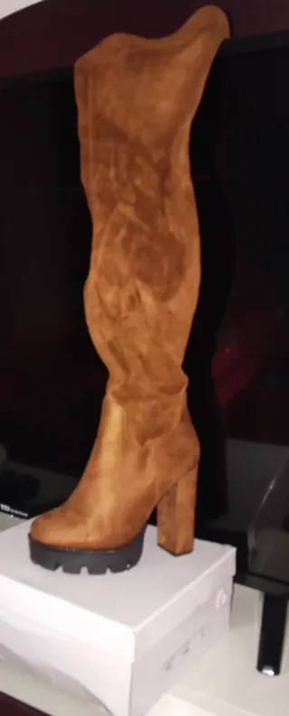 Botas altas ante tacón plataforma camel