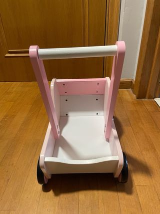 Carrito de madera para muñecas rosa