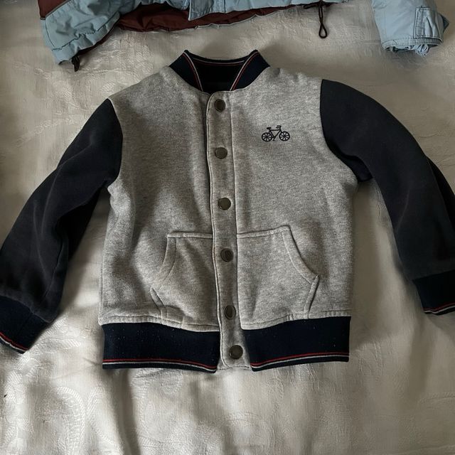 Chaqueta niño azul y gris con bicicleta