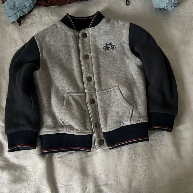 Chaqueta niño azul y gris con bicicleta