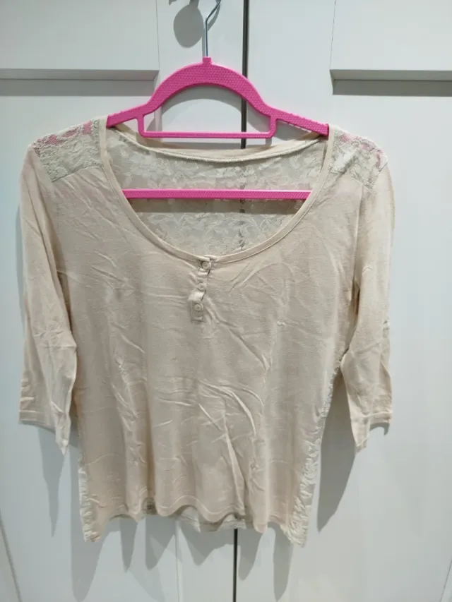 Camiseta beige con encaje