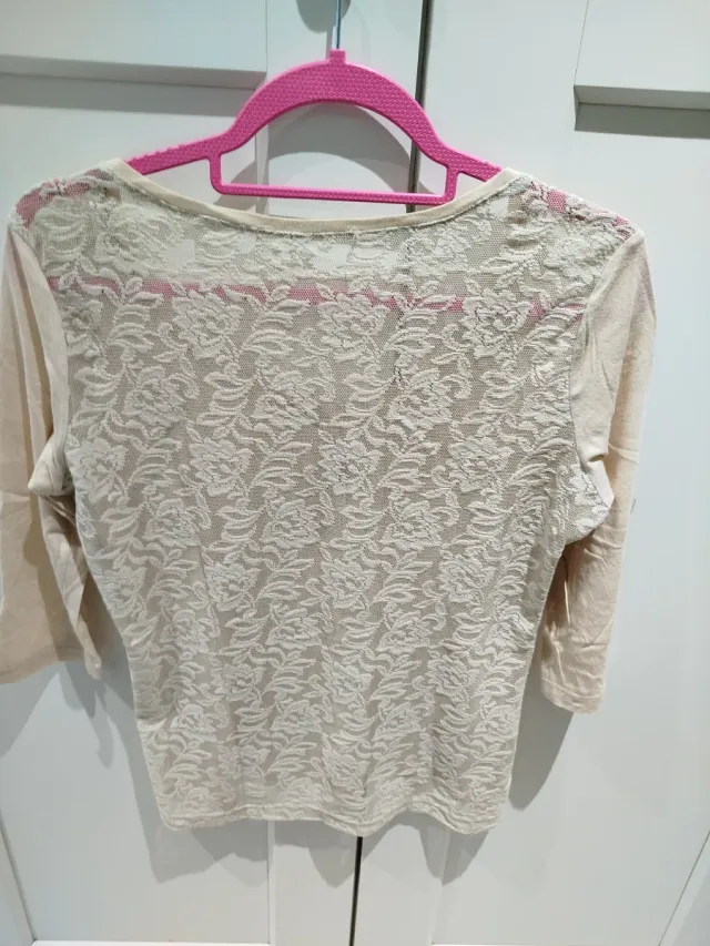 Camiseta beige con encaje