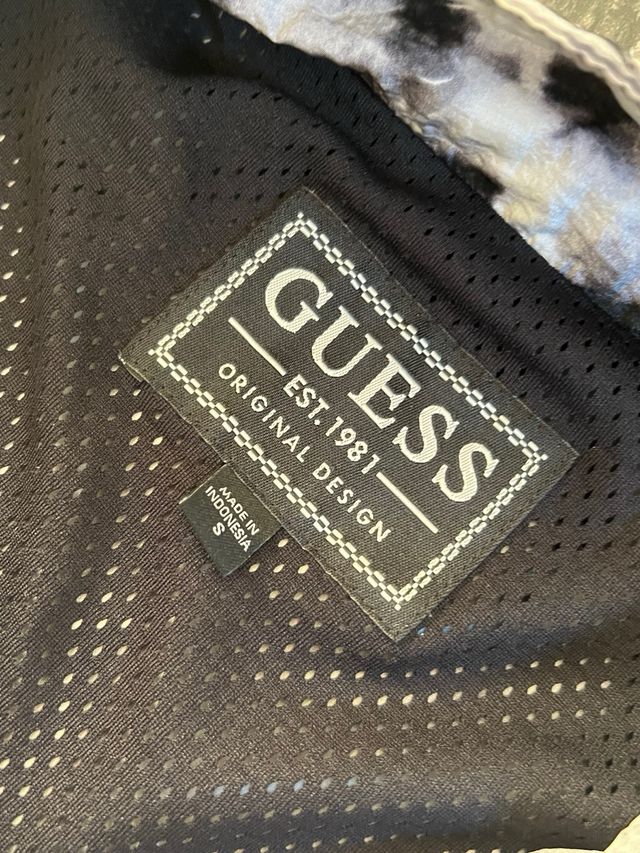 CHAQUETA GUESS EFECTO MÁRMOL