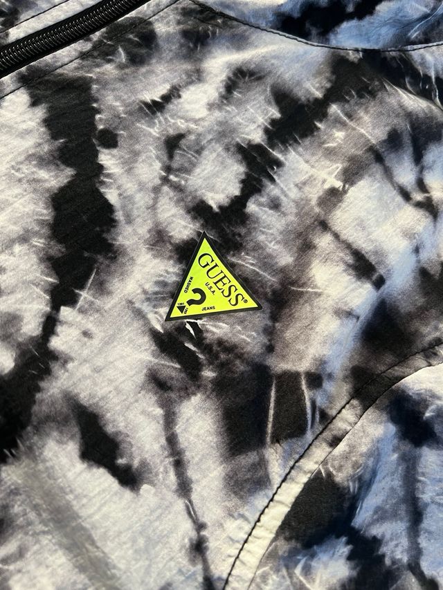 CHAQUETA GUESS EFECTO MÁRMOL