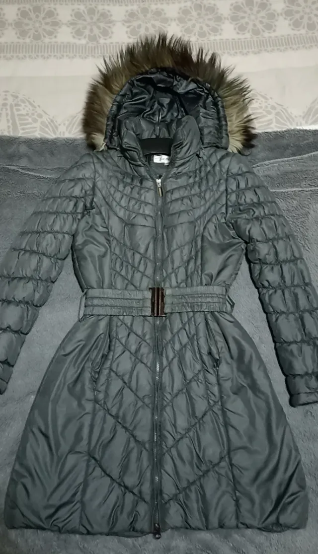 Chaqueta acolchada verde con capucha