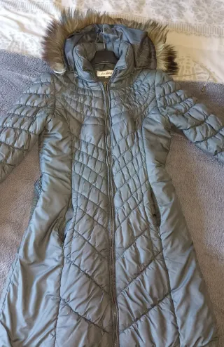 Chaqueta acolchada verde con capucha