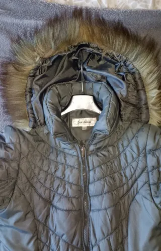 Chaqueta acolchada verde con capucha