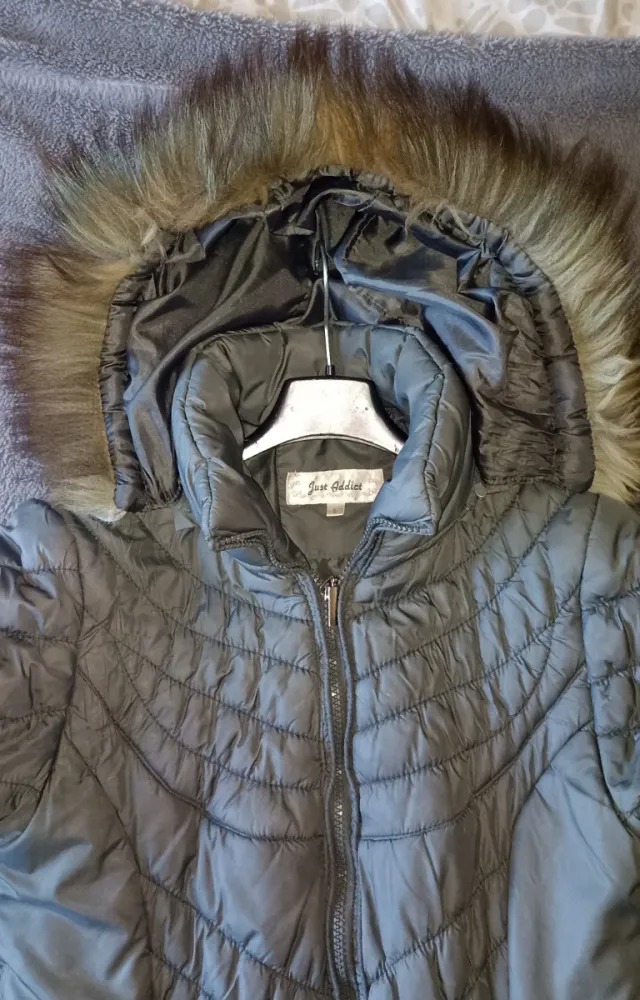 Chaqueta acolchada verde con capucha