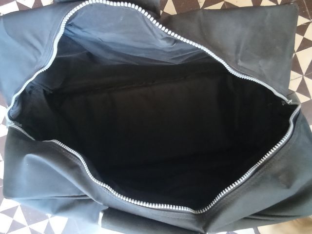 Maleta de viaje negra con ruedas