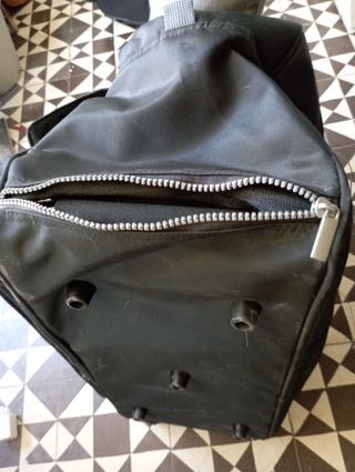 Maleta de viaje negra con ruedas