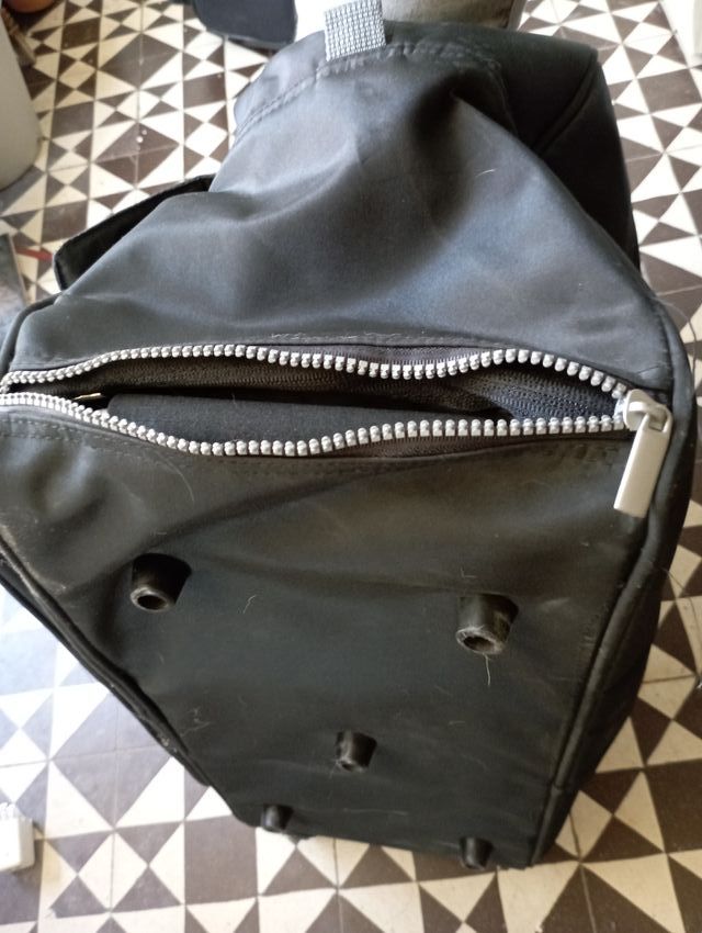 Maleta de viaje negra con ruedas