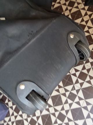 Maleta de viaje negra con ruedas