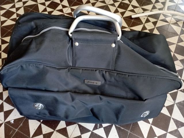 Maleta de viaje negra con ruedas