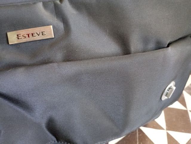 Maleta de viaje negra con ruedas