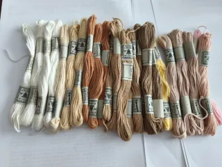 Lote hilos bordar colores variados. 47 madejas