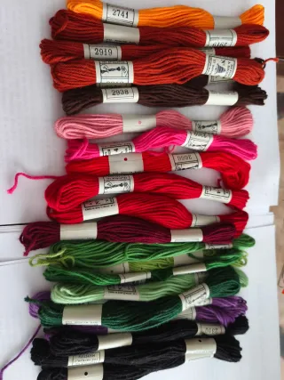 Lote hilos bordar colores variados. 47 madejas