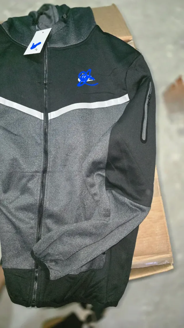 Chándal con logo bordado