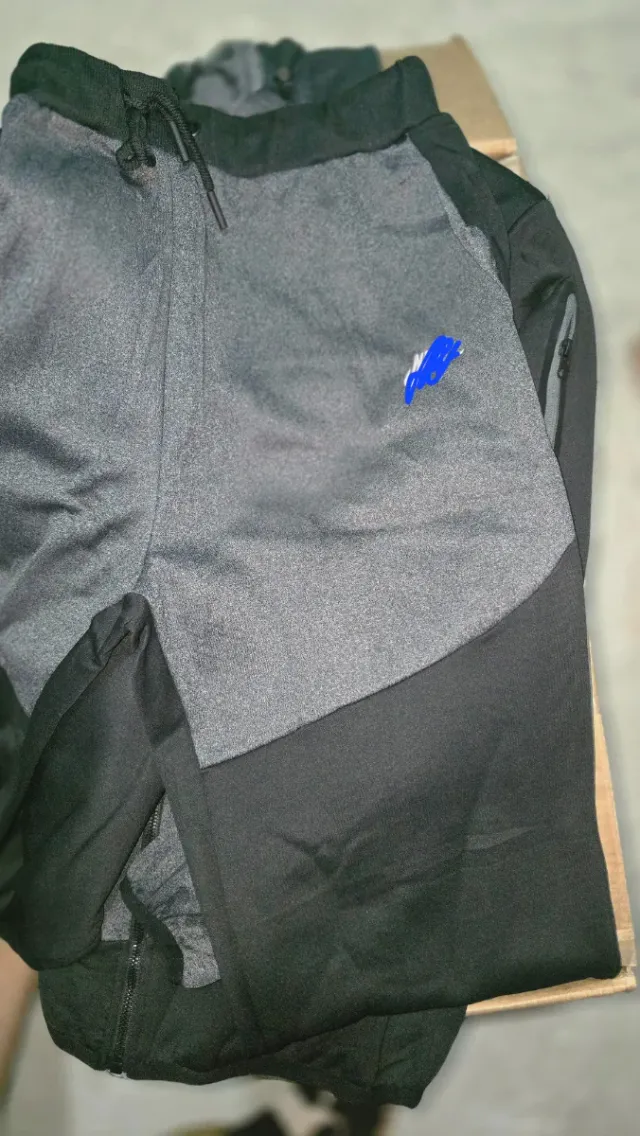 Chándal con logo bordado