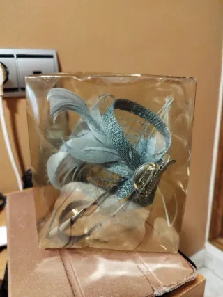 Bolso y tocado gris/verde azulado