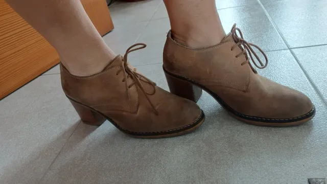 Zapatos de piel con cordones y tacón