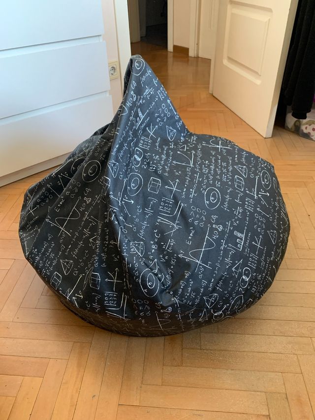 Puf negro con estampado de fórmulas