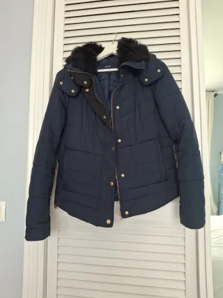 Chaquetón azul con capucha y pelo.