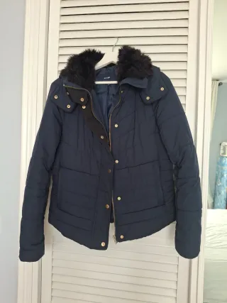 Chaquetón azul con capucha y pelo.