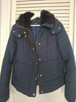 Chaquetón azul con capucha y pelo.