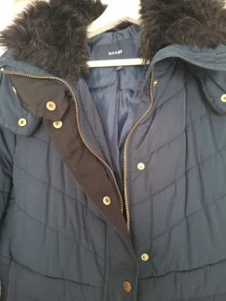 Chaquetón azul con capucha y pelo.