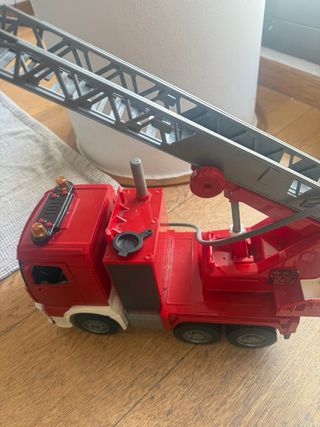 Camión de bomberos con escalera
