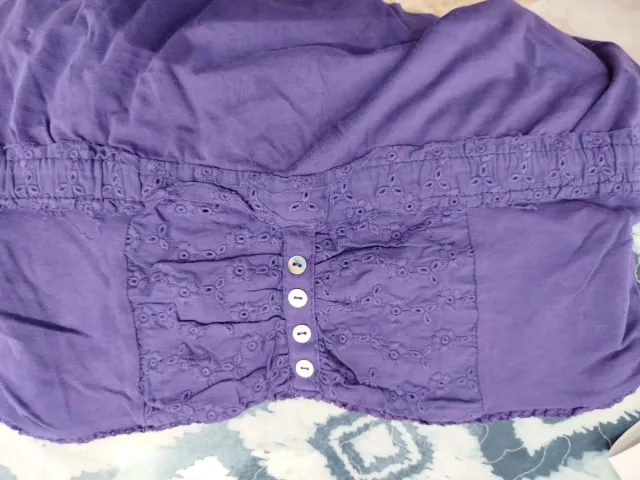 Top morado con botones