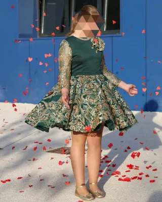 Vestido de gala infantil verde y dorado