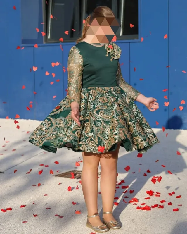 Vestido de gala infantil verde y dorado