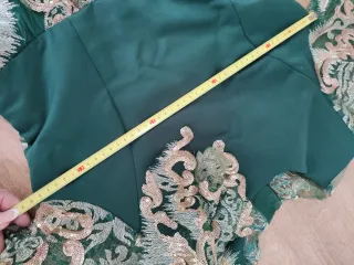 Vestido de gala infantil verde y dorado