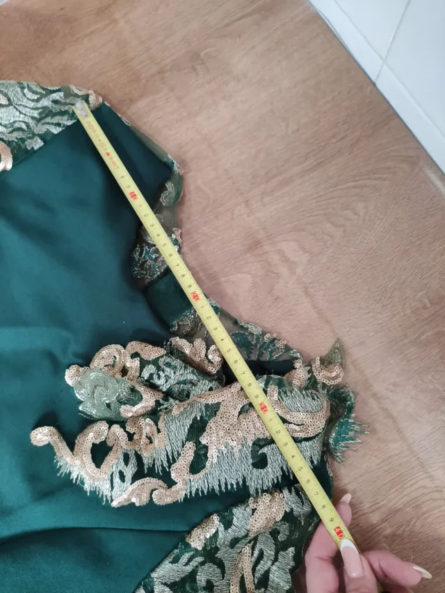 Vestido de gala infantil verde y dorado