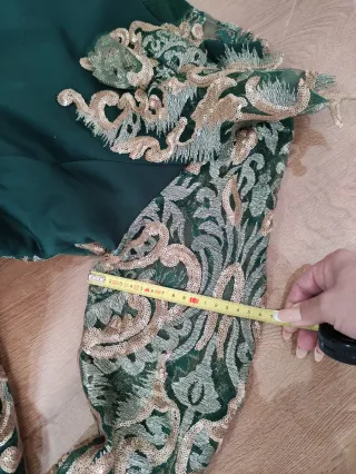 Vestido de gala infantil verde y dorado