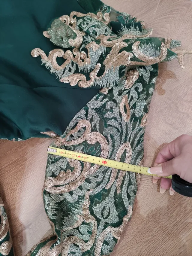 Vestido de gala infantil verde y dorado