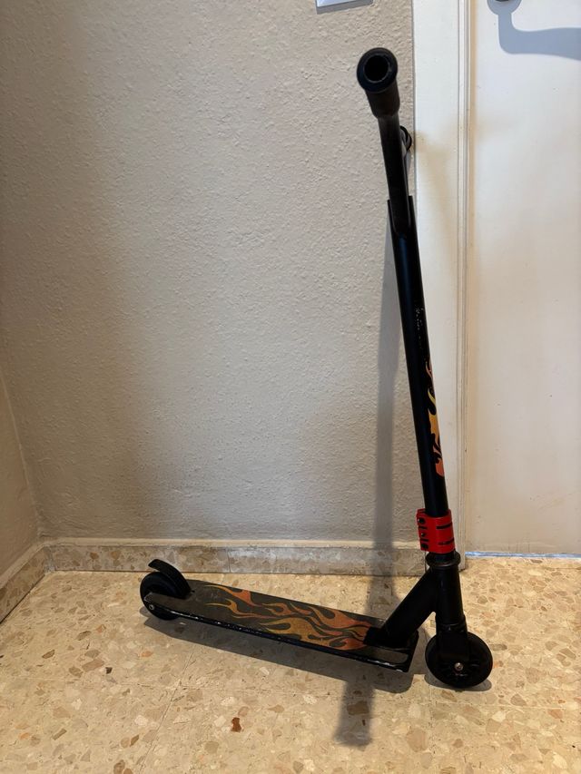 Patinete Freestyle Negro con Llamas