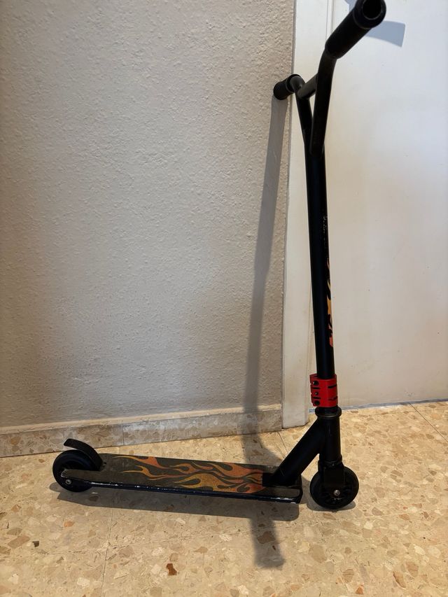 Patinete Freestyle Negro con Llamas