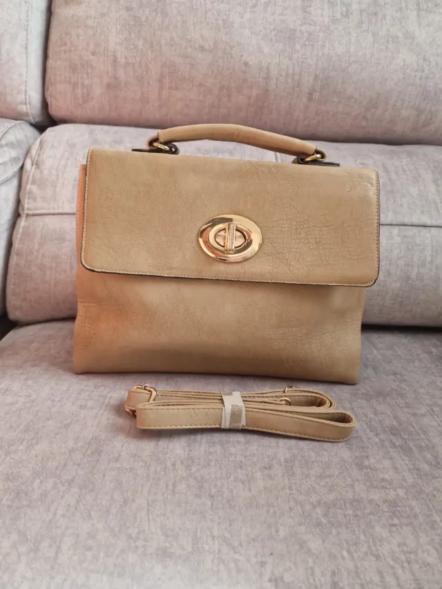 Bolso Beige con detalles dorados