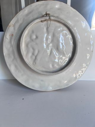 Plato antiguo en relieve